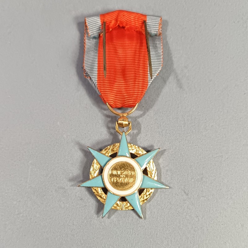 MEDAILLE OU CROIX D'OFFICIER DE L'ORDRE NATIONAL DU MERITE SOCIAL FABRICATION EN ARGENT DANS SA BOITE 1936-1963